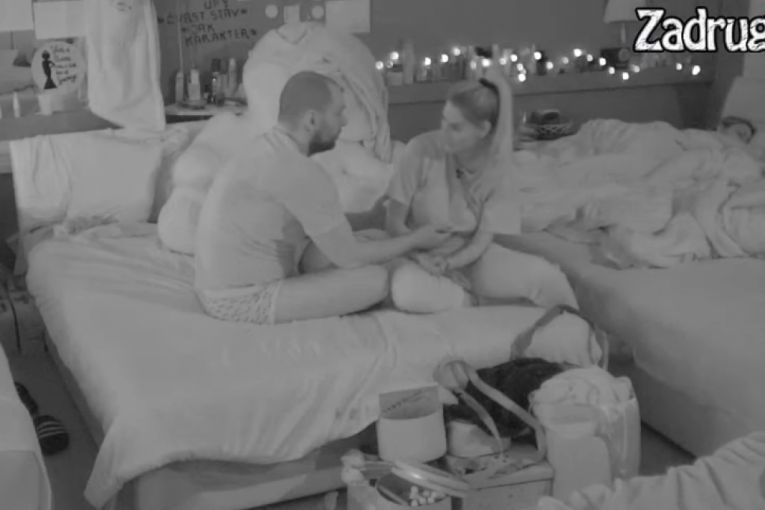Zvezdan Slavnić i Ana Ćurčić razmenjuju nežnosti na krevetu Zadruga 6