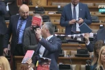 ŠAČICA POSLANIKA POPUT HULIGANA: Skandiraju, zvižde, urliču, ne dozvoljavaju lideru Srbije da govori! Haos pravi Boško Obradović zvani Kolubara trans