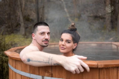 JOVANA LJUBISAVLJEVIĆ UHVAĆENA SA MISTERIOZNIM MOMKOM: Misica sa ovim frajerom spakovala kofere i napustila Beograd! (VIDEO)