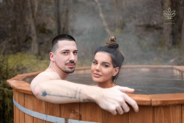 JOVANA LJUBISAVLJEVIĆ UHVAĆENA SA MISTERIOZNIM MOMKOM: Misica sa ovim frajerom spakovala kofere i napustila Beograd! (VIDEO)