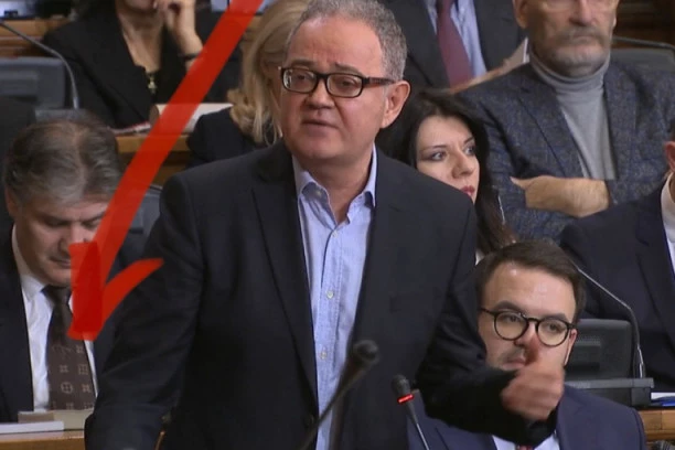 Poslanik Demokratske stranke "brani" Srbe od Vučića u kravati od 350 evra