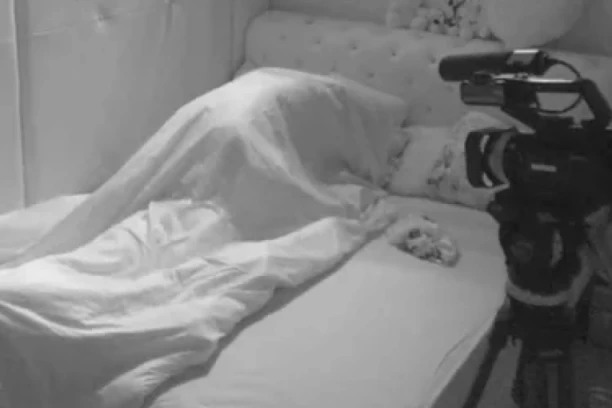 NEĆKALA SE, PA IPAK DALA: Car i Aleks uzdrmali zidove VRELOM AKCIJOM, Nikolićeva skakuće kao zečica ispod jorgana! (VIDEO 18+)