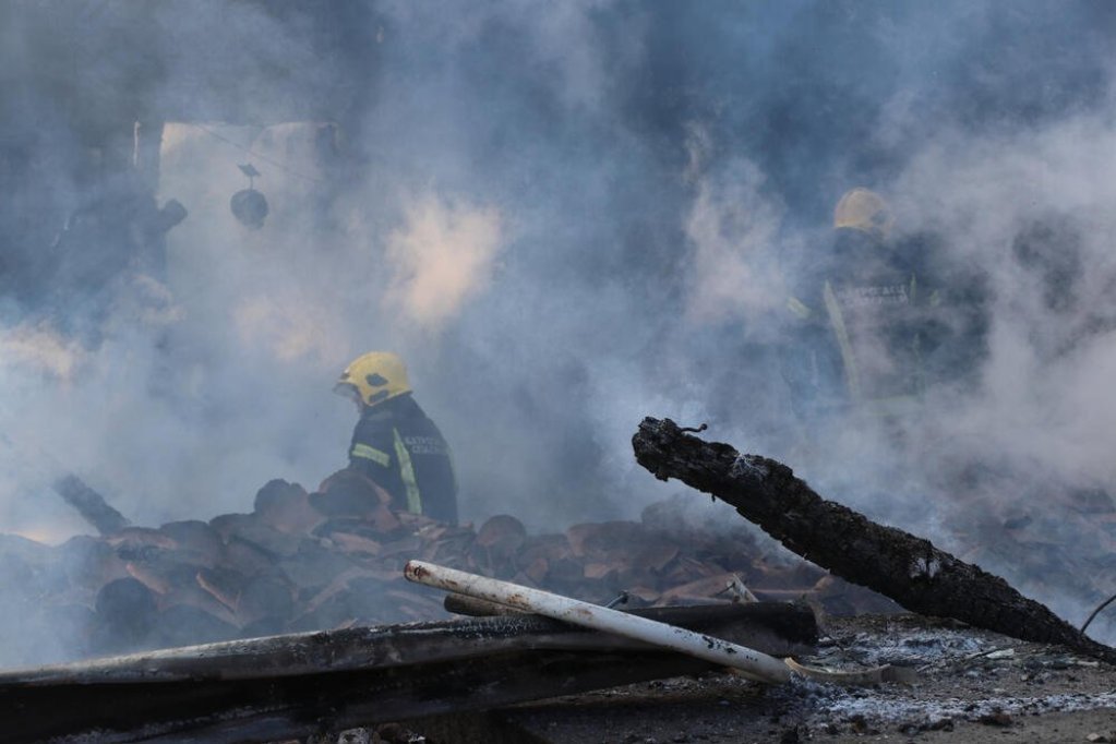 VELIKI POŽAR U FABRICI PAPIRA U SVRAČKOVCIMA: u trenutku izbijanja vatre radnici bili u smeni - sve je u plamenu, gust dim prekrio čitavo selo!