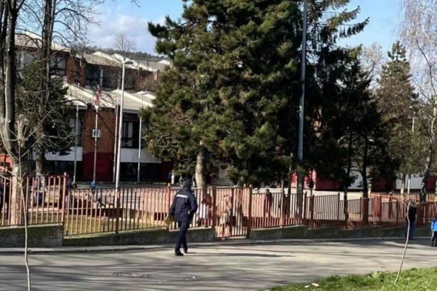 OGLASILA SE ŠKOLA IZ MIRIJEVA NAKON INCIDENTA! Devojčica donela nož u školu i prislonila ga uz stomak đaka: "Dostavljeno je obaveštenje o događaju..."