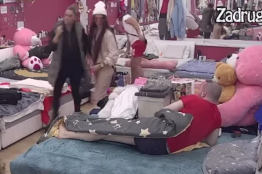 OPASNA PROVOKACIJA! Ana UDARILA Anđelu ramenom, pa PROLETELA ''kroz nju''! (VIDEO)