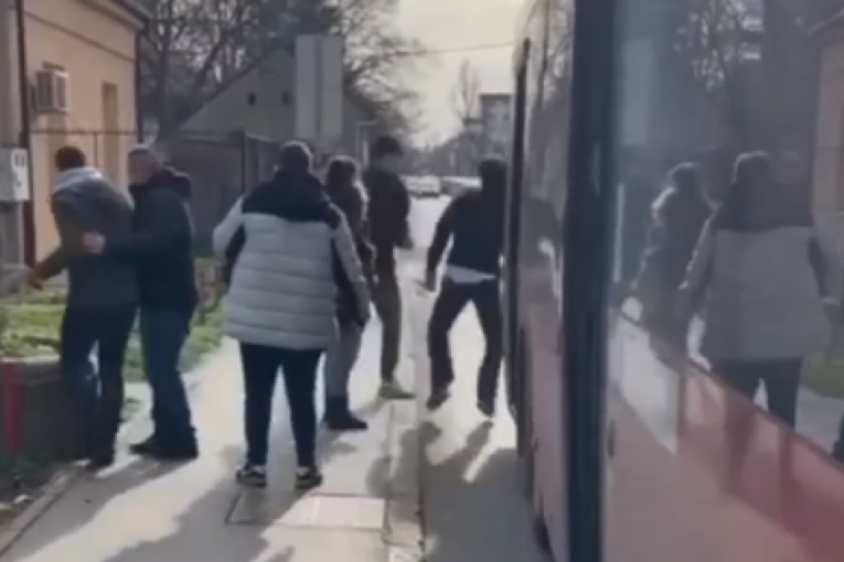 UZALUD NAROD POKUŠAVAO DA IH RAZDVOJI: Brutalna tuča po izlasku iz vozila GSP-a u Beogradu (VIDEO)
