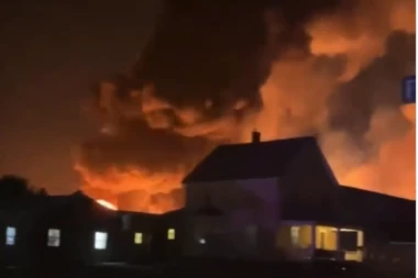 VOZ ISKOČIO IZ ŠINA I IZAZVAO VELIKI POŽAR: Naređena evakuacija (VIDEO)