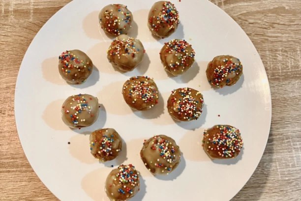 IDEALNE ZA NENAJAVLJENE GOSTE: Kuglice od keksa sa otopljenom čokoladom imaju samo ČETIRI sastojka!