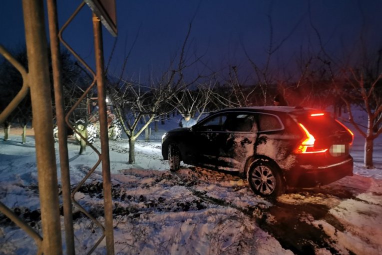 DŽIP SLETEO U KANAL , TRAKTOR GA IZVLAČIO: Saobraćajna nesreća kod Topole napravila kolaps
