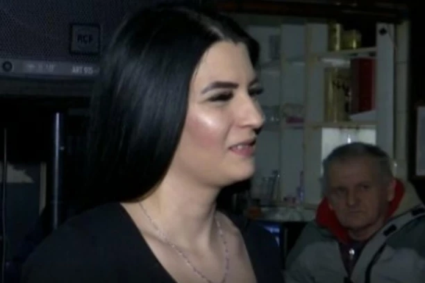 SLAVLJE U ULJMI! Dragana (24) na poslu u piceriji saznala da je DOBILA STAN u igri "Uzmi račun i pobedi"!