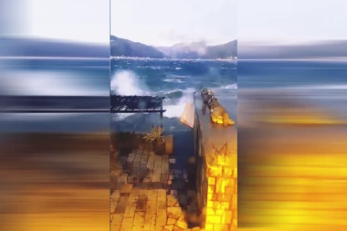 NEZAPAMĆENA BURA U CRNOGORSKOM ZALIVU! Ovo se nije dešavalo: More pere prozore na kućama (VIDEO)