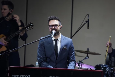 SKANDAL! PETAR GRAŠO UGRIZAO OBOŽAVATELJKU ZA NOGU! Šokantan snimak se širi mrežama (VIDEO)