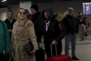CECA SLETELA NA AEORODROM! Evo ko joj je pravio društvo (VIDEO)