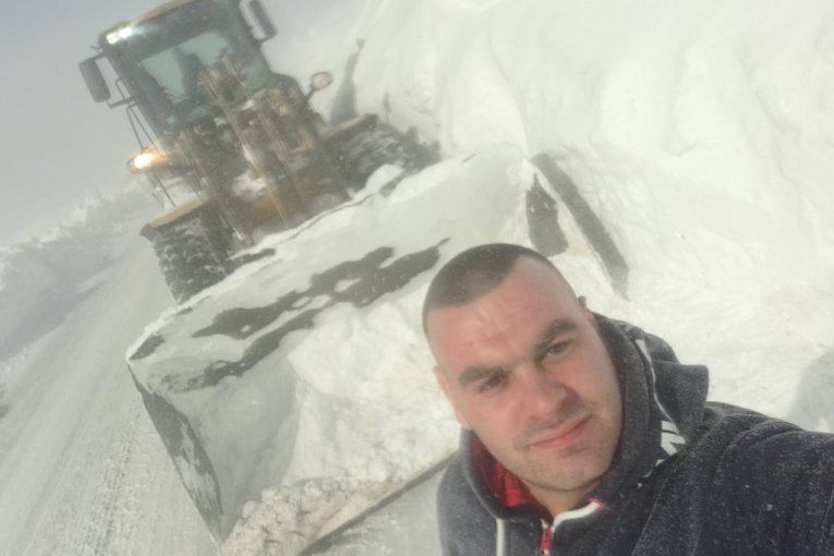 Amel Kofrc upravlja utovarivačem