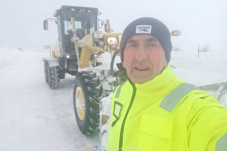 Sadrija Mujović vozač grejdera u preduzeću "Novi Pazar - Put"