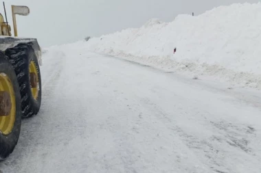 NA VLASINI SNEG DO KUKA: Sve zavejano, niti se vide kuće, a ni ograde - sve zabelelo!