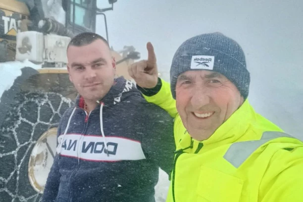 ONI SU RIZIKOVALI SVOJE ŽIVOTE KAKO BI SPASILI LJUDE IZ SMETOVA! Putari na Pešteru već 24 sati na terenu: Ne vidite prst pred okom a morate napred (FOTO)