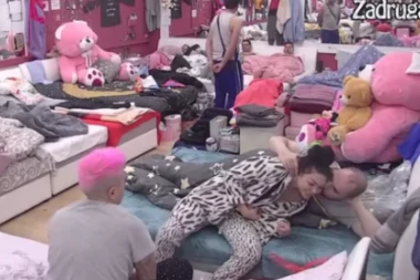 MAJA ZAVRŠILA U ZVEZDANOVOM KREVETU, A ONDA PAO SOČAN POLJUBAC: Starleta bacila oko na Slavnića, pa mu ruku stavila OVDE! (VIDEO)