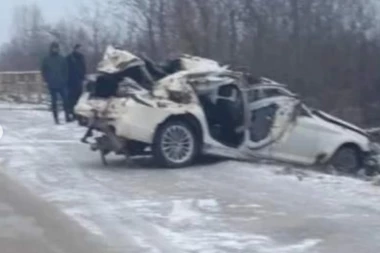 AUTOMOBIL SAV UNIŠTEN OD UDARACA I PREVRTANJA! Pogledajte šta je ostalo od vozila posle nesreće u Grdelici! DEVOJKA POGINULA, TROJE TEŠKO POVREĐENO! (FOTO)