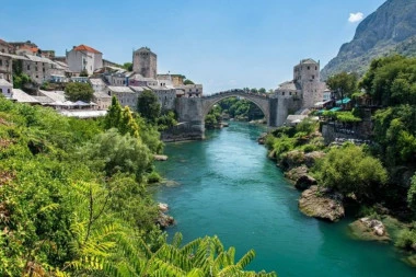 ''MA TO JE PORUKA MIRA'': Turisti ŠOKIRANI zbog zastave okačene na najvećoj atrakciji Mostara: Grad podeljen i oko IZRAELA!