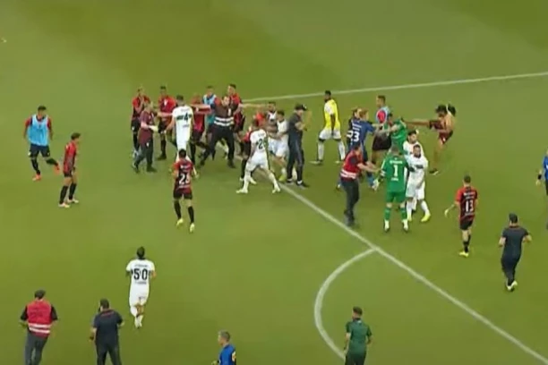 ŽESTOKA TUČA U BRAZILU! Sevale pesnice, na terenu IGRAČI I NAVIJAČI - nije se znalo KO KOGA UDARA! (VIDEO)