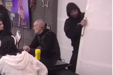 HAOS U ZADRUZI! Zvezdan RAZVALIO vrata, pa ZAPRETIO da će se povrediti, Ana ZAKUKALA na sav glas! (VIDEO)