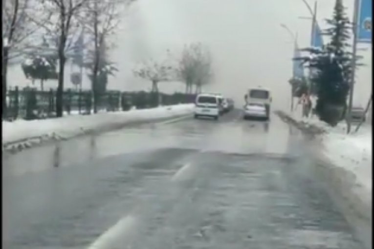TUTNJAVA, A POSLE SE VIDI OBLAK PRAŠINE: Kamere snimile novi razoran potres u Turskoj (VIDEO)