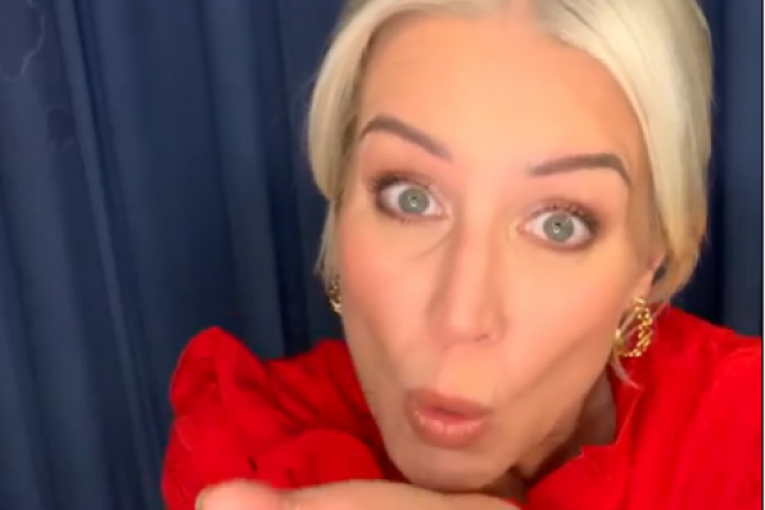 Voditeljka šalje poljubac