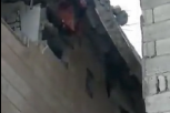 ČOVEK VISI SA ZGRADE I DOZIVA POMOĆ: Zastrašujući snimci iz Turske i Sirije, spasioci spašavaju uplašenu DECU! (VIDEO)