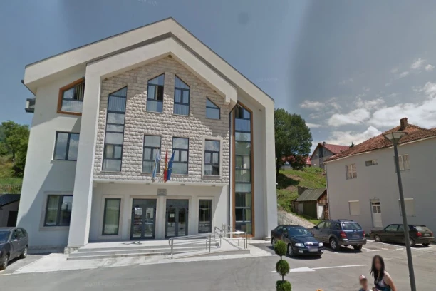 CRNOGORAC DAO OTKAZ U OPŠTINI JER NIJE RADIO NIŠTA: Radno vreme provodio sedeći - a evo šta mu se nije svidelo!