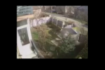 OGRADA RAZVALJENA ZBOG SILINE UDARCA! Vozač uleteo u dvorište, pa pobegao sa lica mesta (VIDEO)