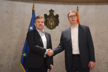 VUČIĆ SE SASTAO SA LAJČAKOM: Predstavnik EU za dijalog Beograda i Prištine stigao u Vilu Mir