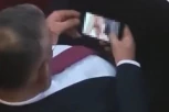 P*RNO POSLANIK PODNEO OSTAVKU! Na sednici Skupštine o Kosovu gledao filmove za odrasle!