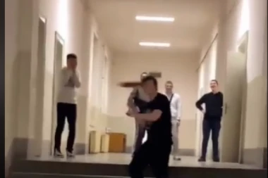 BAHATOSTI UČENIKA NEMA KRAJA! Pronašli zanimaciju u uništavanju inventara u školi! Objavljen snimak, komentari se nižu (VIDEO)