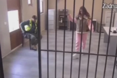 ISPLIVAO ŠOK SNIMAK IZ ZATVORA! Anđela Đuričić iza rešetaka urlala iz sveg glasa, pa USLOVILA produkciju: Izlomiću sve ako... (VIDEO)