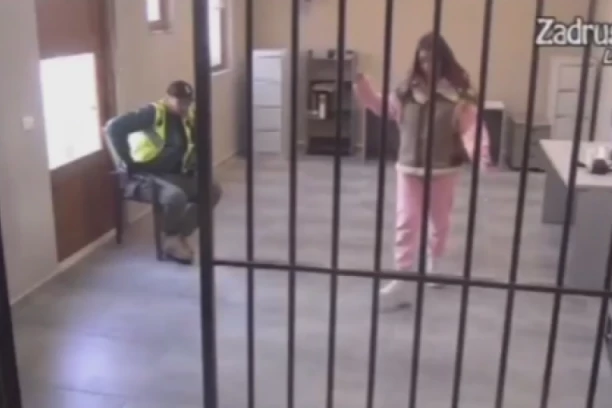 ISPLIVAO ŠOK SNIMAK IZ ZATVORA! Anđela Đuričić iza rešetaka urlala iz sveg glasa, pa USLOVILA produkciju: Izlomiću sve ako... (VIDEO)