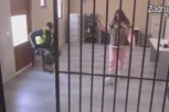 ISPLIVAO ŠOK SNIMAK IZ ZATVORA! Anđela Đuričić iza rešetaka urlala iz sveg glasa, pa USLOVILA produkciju: Izlomiću sve ako... (VIDEO)