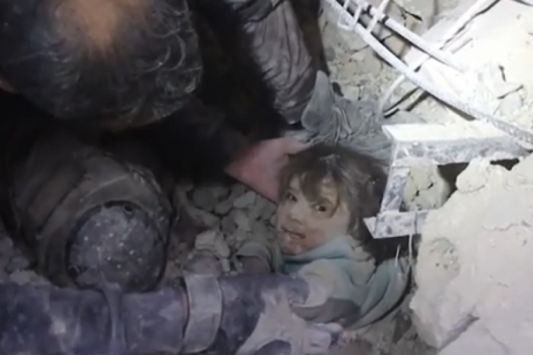 SNIMAK IZ SIRIJE KOJI JE OBIŠAO SVET: Kamere zabeležile pogled devojčice izvučene iz ruševina u Siriji! Ova scena tera suze na oči (VIDEO)