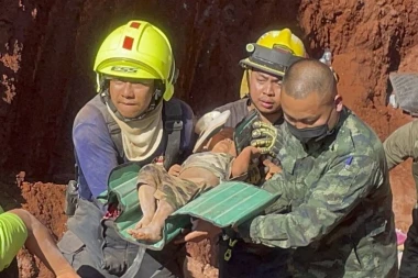 POTRESNE VESTI RASTUŽILE SVET! Umro jedan od 12 dečaka koji su izvučeni iz tajlandske pećine