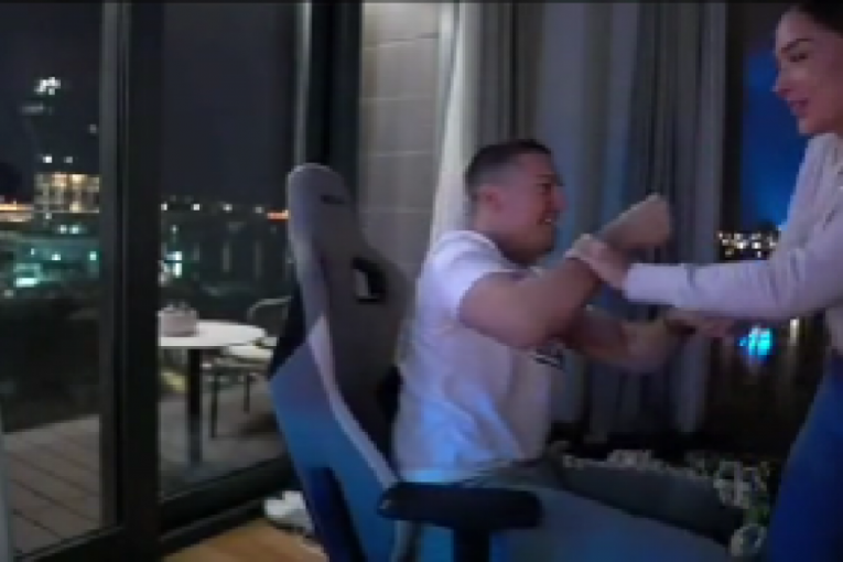 Baka Prase tuče Anju Blagojević