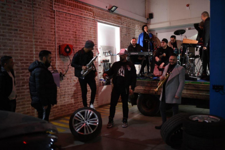 Samo Bob sa saradnicima prepevao pesmu Devita