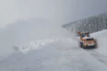 PUTARI NA GOLIJI NE GASE MAŠINE: Punom parom raščišćavaju snežne nanose, najopasnija deonica u Srbiji ponovo prohodna za saobraćaj (FOTO)