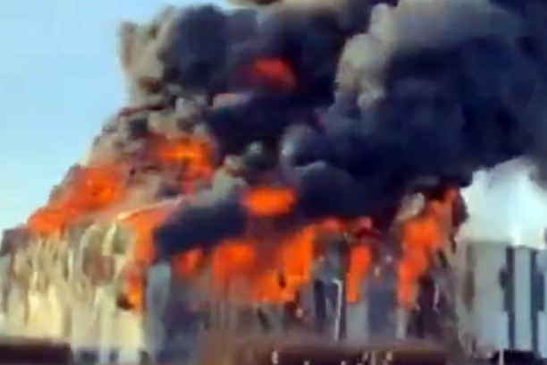 AMERIČKA FABRIKA DRONOVA GORI U PLAMENU: Pedeset vatrogasaca se bori sa vatrenom stihijom (VIDEO)