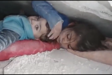 TUŽNA SUDBINA MALE DŽINAN! Čuvala je i sačuvala brata pod ruševinama u Siriji, ali će njoj verovatno morati da seku nogu! OSTALA I SIROČE!