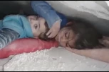 TUŽNA SUDBINA MALE DŽINAN! Čuvala je i sačuvala brata pod ruševinama u Siriji, ali će njoj verovatno morati da seku nogu! OSTALA I SIROČE!