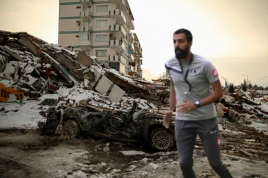 TRAGEDIJA ZA TRAGEDIJOM: Čuveni trener koji je izvučen iz ruševina PREMINUO - njegovo srce nije izdržalo!