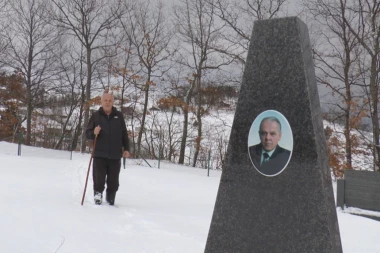 ČETIRI REČI NA OBRADOVOM NADGROBNOM SPOMENIKU TERAJU VAS DA SE ZAMISLITE: Evo zbog čega se odlučio na ovakav korak! (FOTO)