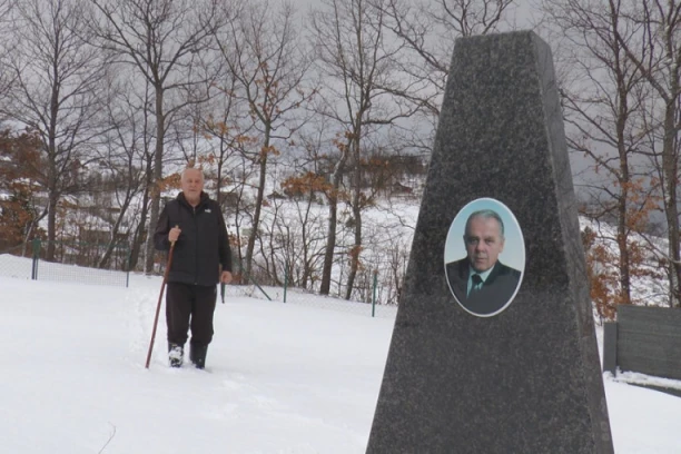 ČETIRI REČI NA OBRADOVOM NADGROBNOM SPOMENIKU TERAJU VAS DA SE ZAMISLITE: Evo zbog čega se odlučio na ovakav korak! (FOTO)
