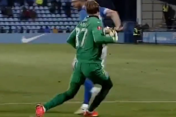 OVO NIKADA NISTE VIDELI: Svet u ŠOKU - najbizarniji penal u istoriji sviran u Rumuniji! (VIDEO)