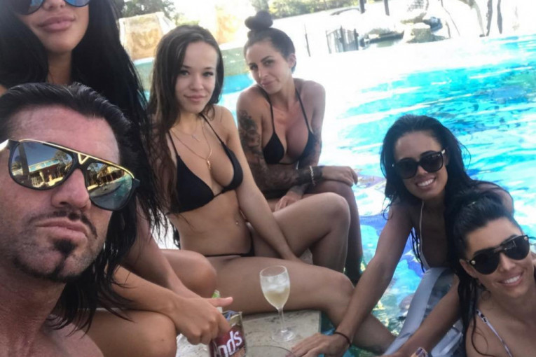 Milioner uživa sa ženama